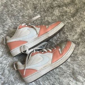 NIKE GIRLS COURT BOROUGH 2 LOW TOP SNEAKER 6.5